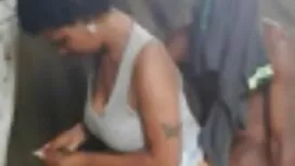 女性は卵を食べ、彼女の猫を舐める 女性  ...