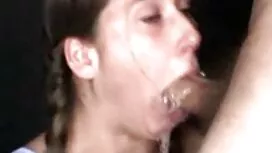 いきなり完成したガラス部材をつかんで 女 ...