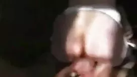 マーシャは、スイングで彼女の足の上に伸び ...