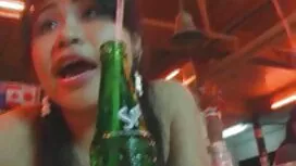 大きな鶏の目のタイトなお尻に巻き込まれる ...