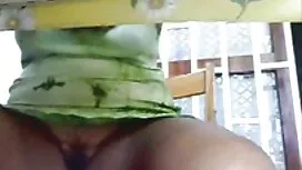 巻き毛金髪masturbates白いソフ ...