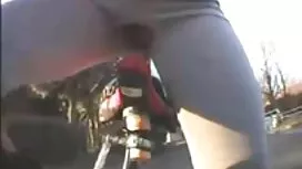 雌犬はソファの上にストッキングでバスト  ...