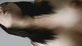 屋根の上のレズビアンのディルドの役割を果 ...