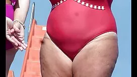 プールの隣のアナルに入れられた男 女性  ...