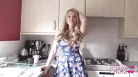 大人のスヴェタは若い大人を食べる 女性  ...