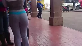 二つの若いレズビアンクソとともにa暖炉  ...