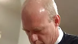 いまいましいポイントで若い奴隷の所有者  ...