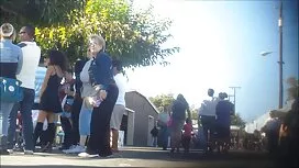 茶色の髪を持つ女の子は女の子の準備ができ ...