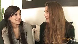 三つのレズビアン乱交バイブレータ シルク ...