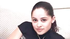 ブルネットマッサージの商品と彼女の右手  ...