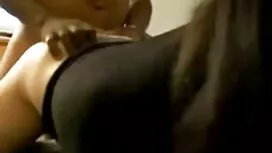 裸足の美しさは、コーヒーを飲む場所を探し ...