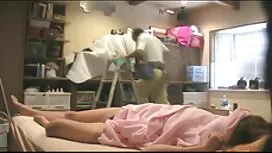 魅惑的な女性は肛門性のための男をファック ...