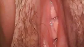 赤毛の女の子は彼女の友人のラテックスの足 ...