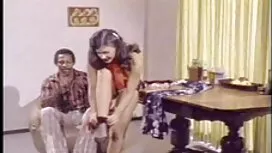 女の子はオルガスムの間に重力から流れ出る ...