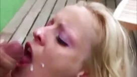 バスルームの机の上に雌犬の売春婦 女の子 ...