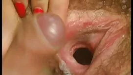 彼女はバスルームで踊った雌犬を座って、カ ...