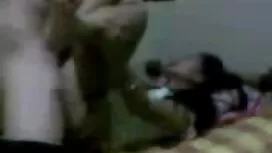 彼女の夫は彼女の指を壊し、彼女の舌は雌犬 ...