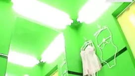 ブルネットの妻の性質の中で吹く 女の子  ...