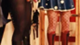 ガールフレンドと金髪は、バスルームで直接 ...