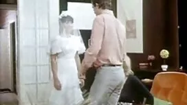 開いたドアを通して、眠っている女性と彼女 ...