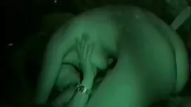 男は森の中のクリアで彼の妻を指示します  ...