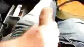 医者は鏡を調べ、おもちゃで彼女を犯した  ...