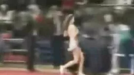 大声でうめき声は、お尻のコックから女の子 ...