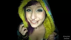 美しさは彼のズボンの服を照らしていません ...