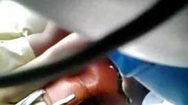 Nastyaは子供と一緒にバルコニーを見 ...