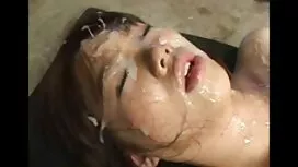 煙突はレジーナと彼女の口の中で次の楽器を ...