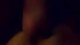 彼女は氷で遊んで、自慰行為を始めました  ...