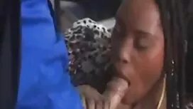 屋根裏に座ってはげ愛する女の子を殺す 女 ...