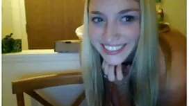 彼は新年の木で自分自身を追いかけていると ...