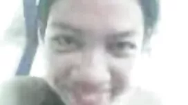 女の子は興奮して目を覚まし、自慰行為を始 ...