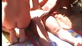 森の中のログに座っている間に女の子を剥が ...