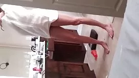 バレーボールの後、審判の結び目は二つを蹴 ...