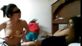 オフィスで白髪を持つ祖母は男とセックスを ...