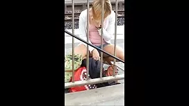 少女は彼女のショートパンツを脱ぐ アダル ...