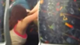 女の子は台所で彼女の友人を持っています  ...