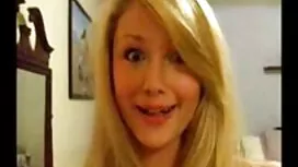 いたずらな雌犬はコックを吸い、彼女の手で ...