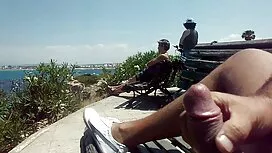 巨乳を食べると揺れる 動画 女性 アダル ...