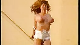 この男は巧みにセックスの前に男のゲームを ...