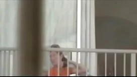 細身の女の子にキスし、ソファの上に舐める ...