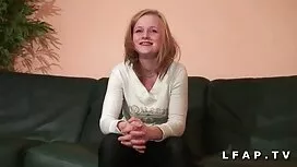 舌の男は年上の叔母の舌を引き出し、彼女の ...