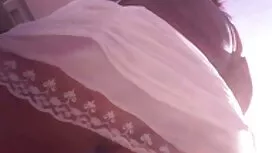 彼女はバスルームで私の足を蹴って、笑顔で ...