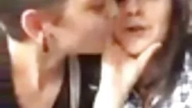 レズビアンの女性は、若い友人を作った ア ...