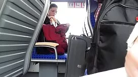 私はジムの近くに私の下の尿の雪に穴を作っ ...