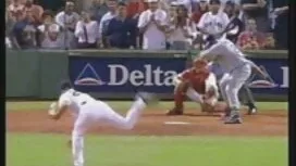 モデルはカメラに彼女の体を示しています。 ...