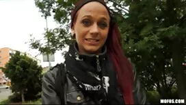 魅力的なブロンドは魅力的に自慰行為をしま ...