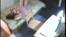 ひよこは大声で叫んで男の子のコックにジャ ...